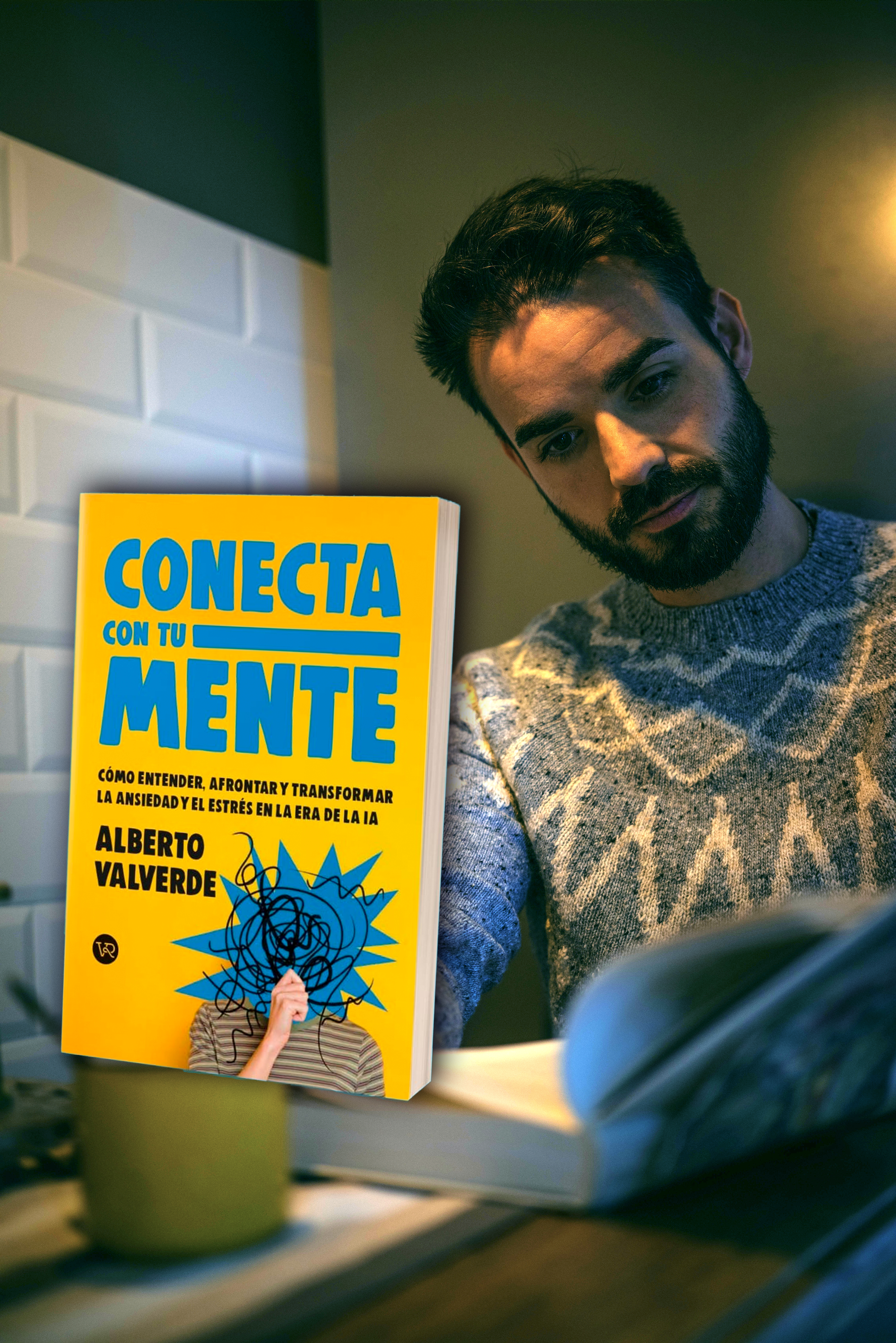 Alberto Valverde con su libro Conecta con tu mente